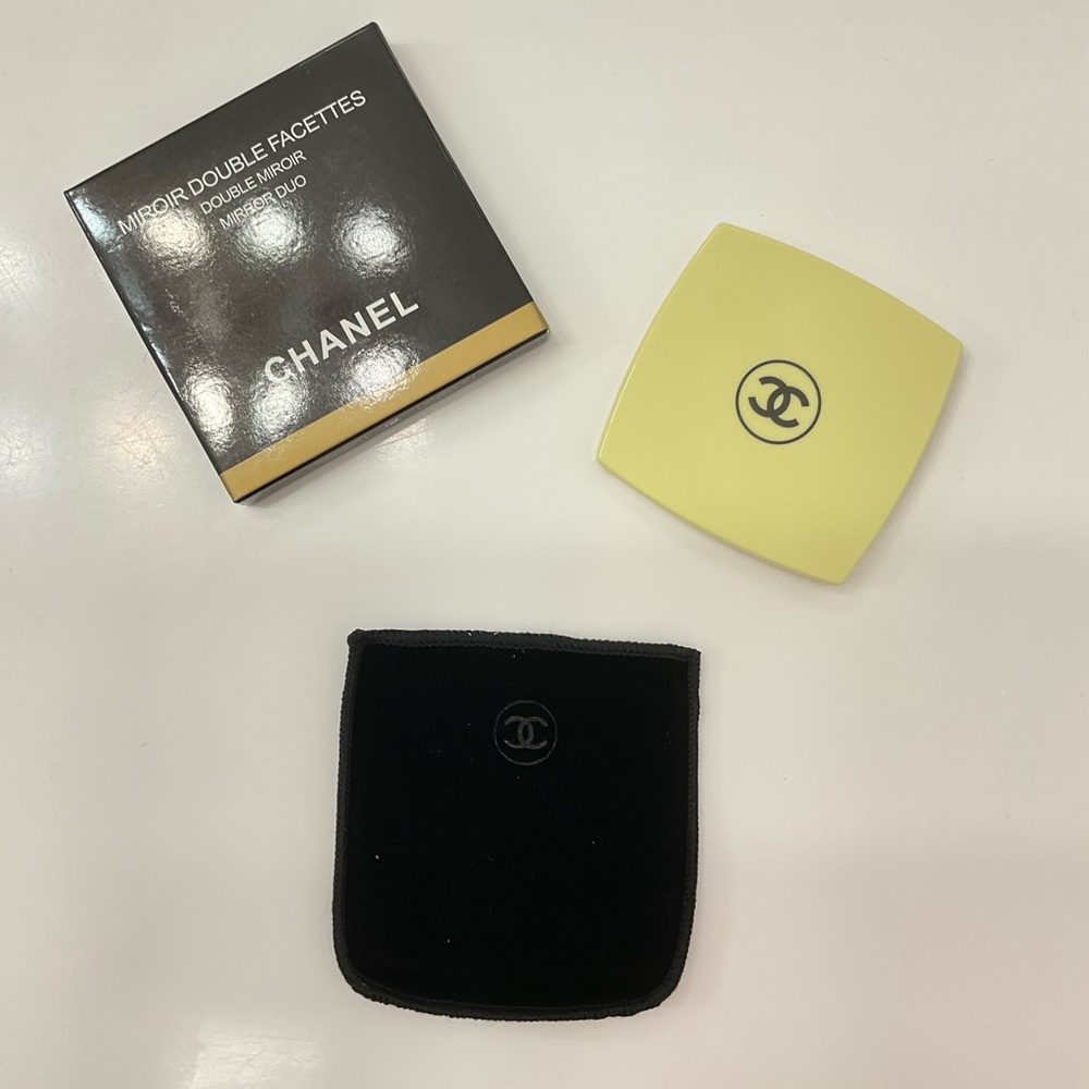 NIB CHANEL Beauty  Yellow Compact Mirror with Black Pouch